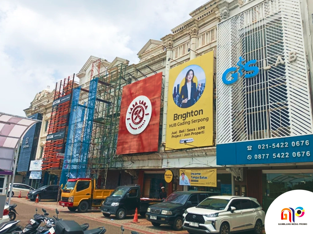 Cara Aman Pasang Shopsign di Ketinggian
