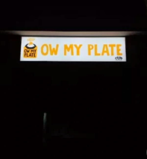 Neon sign outdoor pakai bahan apa yang paling awet?